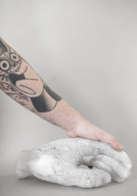 Bertrand Grave. Escultura. Piedra. La Mano del Padre. 2014.